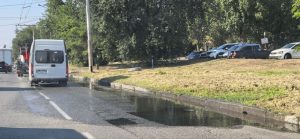Зловонные стоки при въезде в Кировский район: горожане требуют действий властей