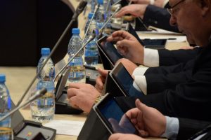 Чиновников обязали общаться только в МАХ
