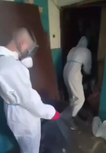 Волонтёры помогают жительнице Волжского очистить квартиру от мусора
