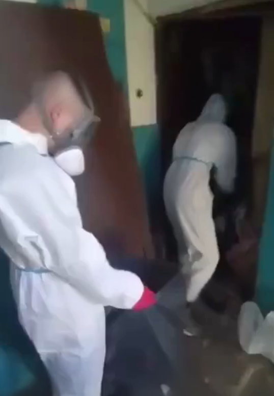 Волонтёры помогают жительнице Волжского очистить квартиру от мусора