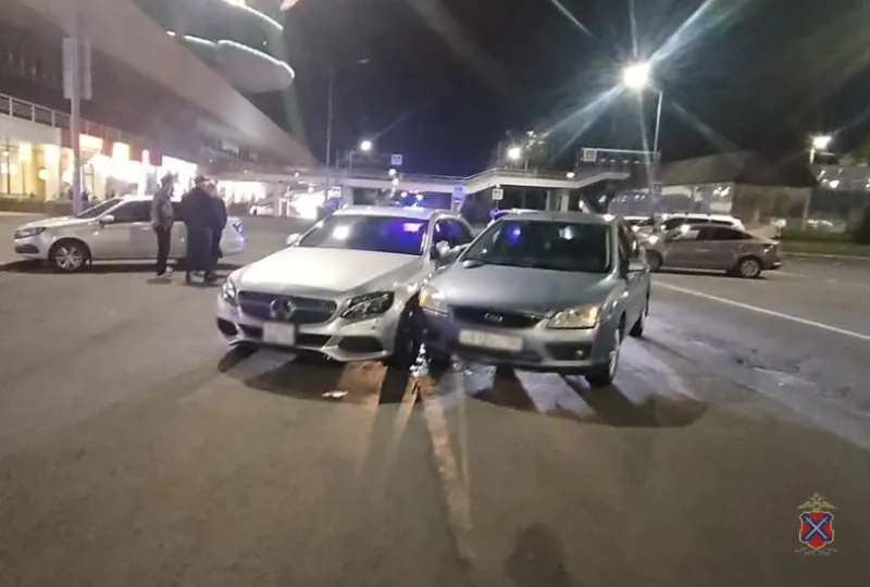 ДТП в Центральном районе Волгограда: пострадала пассажирка «Мерседеса»