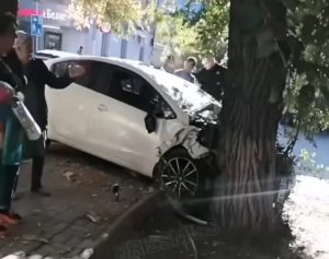 ДТП на Шумилова в Волгограде: пострадал прохожий при столкновении Kia с деревом и авто