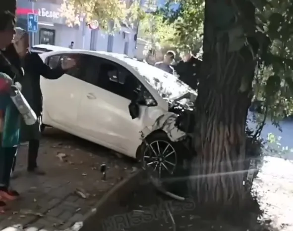 ДТП на Шумилова в Волгограде: пострадал прохожий при столкновении Kia с деревом и авто