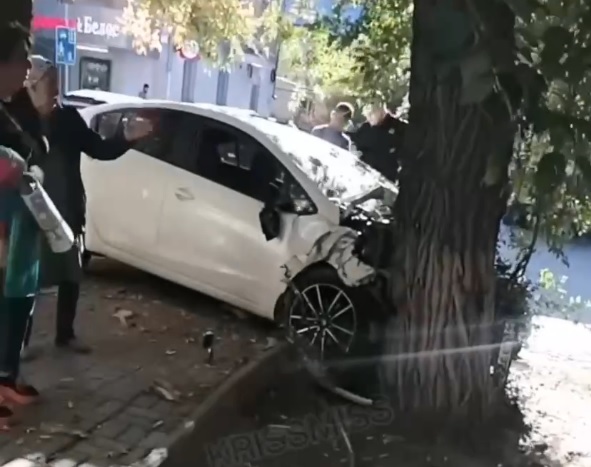 ДТП на Шумилова в Волгограде: пострадал прохожий при столкновении Kia с деревом и авто
