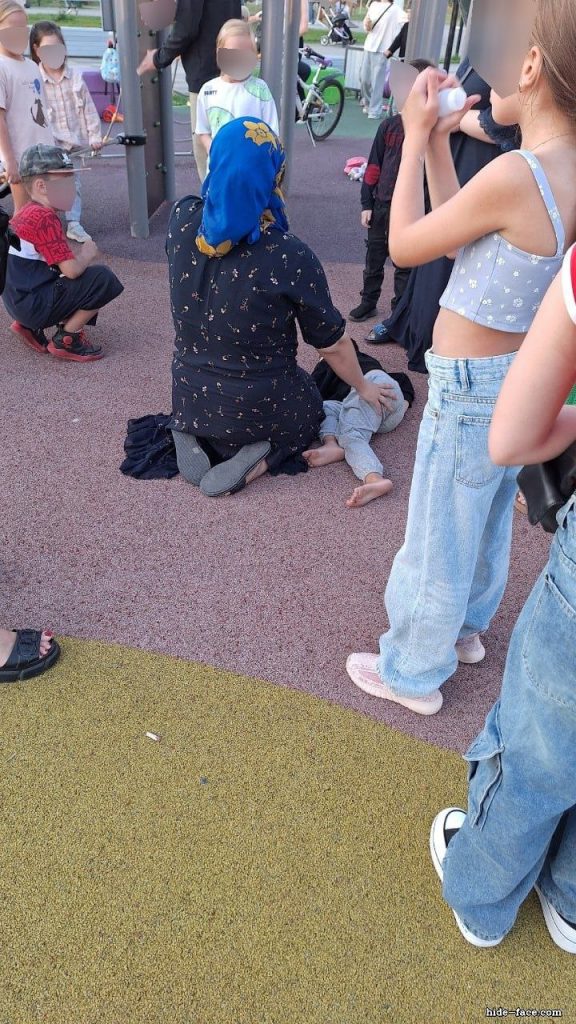 В парке Лётчиков произошло ЧП — ребёнок упал с горки вниз головой с высоты около 2,5 метров