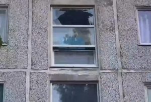 Мужчина разбил окно и пытался вылезти с четвертого этажа