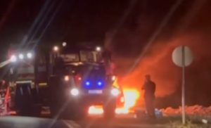 Очевидцы сообщили о пожаре двух машин в Волгоградской области