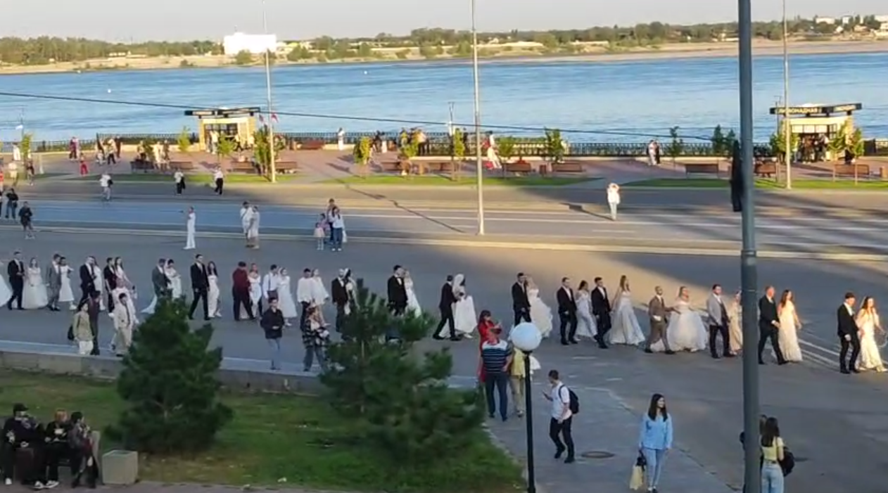 На центральной набережной Волгограда стартовал свадебный парад
