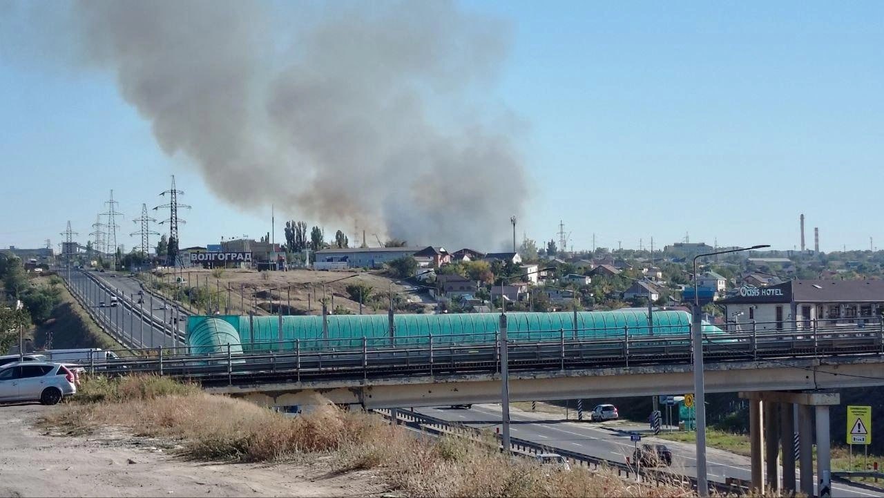 Очевидцы сообщили о крупном возгорании на выезде из Волгограда