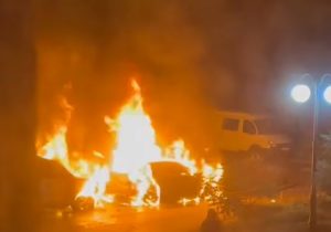 В Краснооктябрьском районе пожар уничтожил машины во дворе жилого комплекса