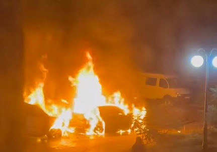 В Краснооктябрьском районе пожар уничтожил машины во дворе жилого комплекса