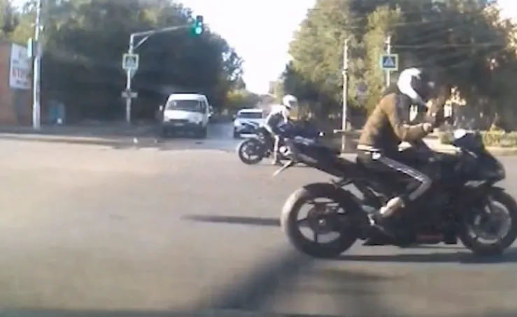 В Волгограде колонна байкеров пронеслась на красный свет