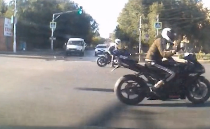 В Волгограде колонна байкеров пронеслась на красный свет