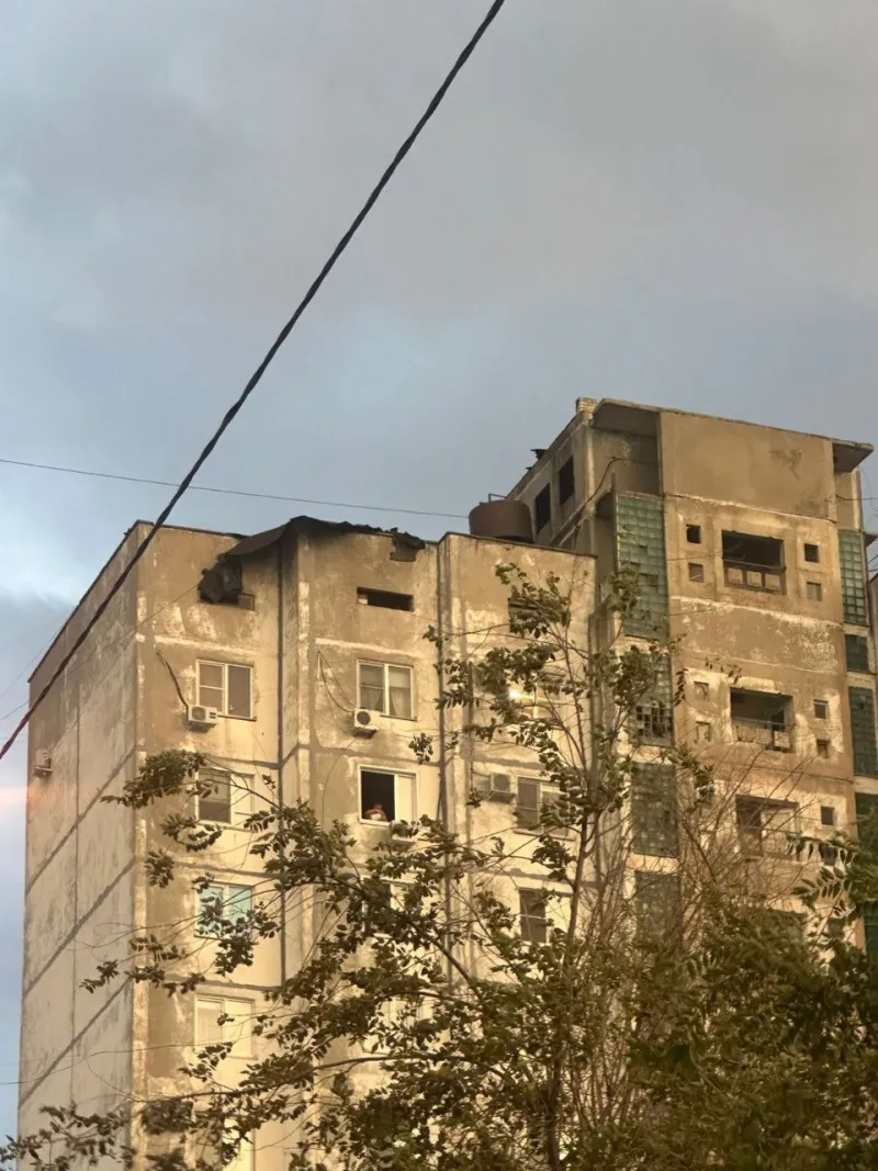 В Волгограде месяц не могут отремонтировать крышу дома после урагана