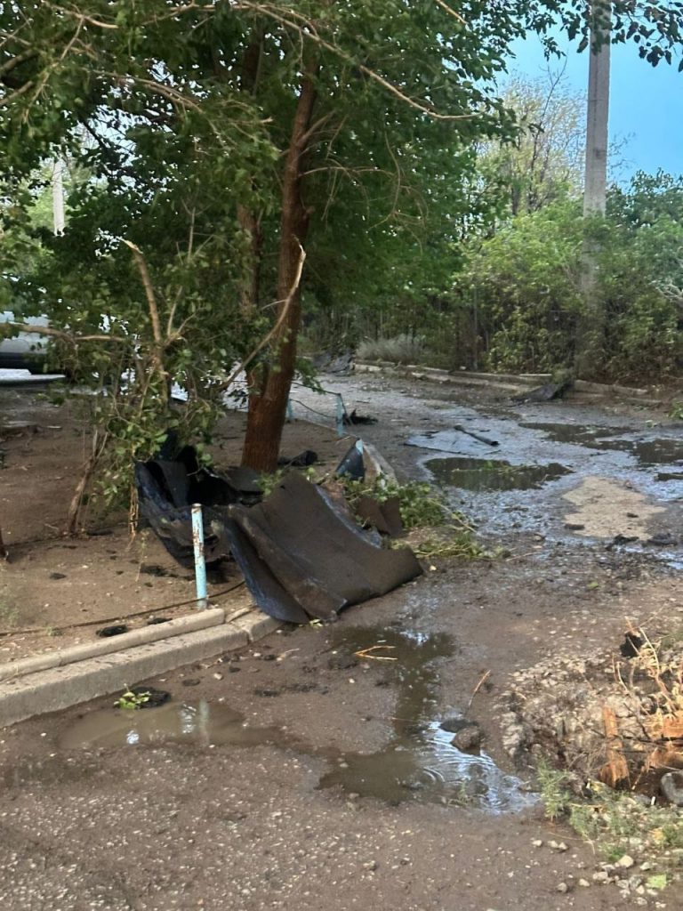 В Волгограде месяц не могут отремонтировать крышу дома после урагана