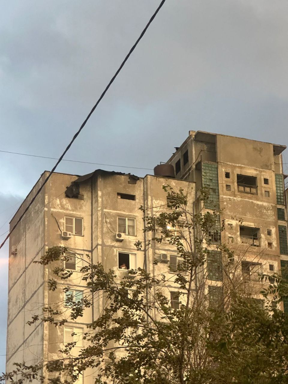В Волгограде месяц не могут отремонтировать крышу дома после урагана