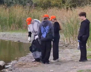 В Волжском волонтеры собрали 4 кубометра мусора на берегу озера Круглого