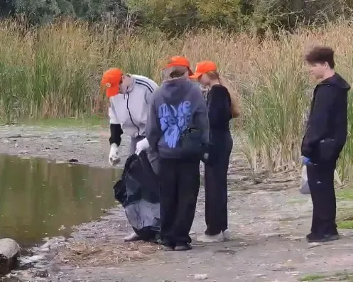 В Волжском волонтеры собрали 4 кубометра мусора на берегу озера Круглого