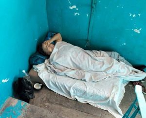 В Волжском женщина с синдромом Плюшкина осталась без крыши над головой