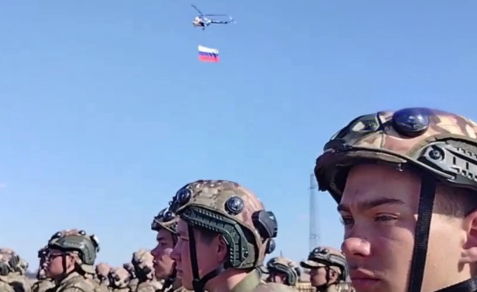 Финальный бой «Зарницы 2.0» в Волжском: зрелищный пролет вертолета с флагом России