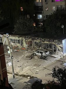 Удар по Батайску: пострадали торговые павильоны и жилые дома, работают экстренные службы