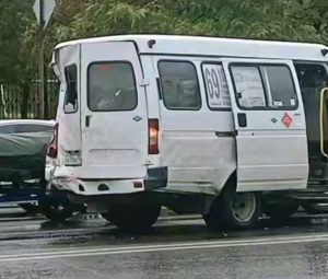 Фура с дагестанскими номерами снесла маршрутку и остановку в Волгограде