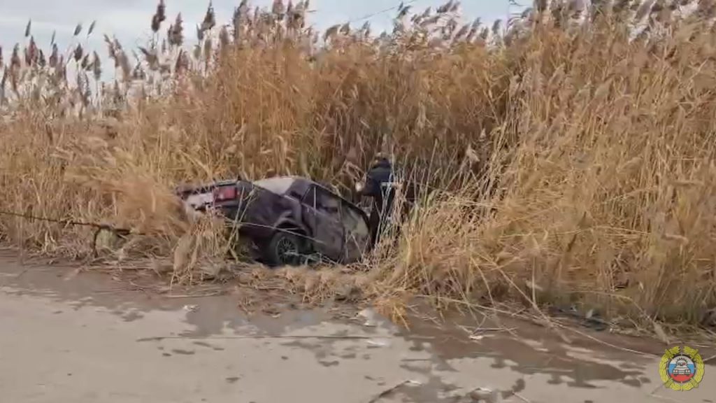 Под Волгоградом подростки утонули в машине после ДТП, двое смогли спастись