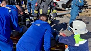 ДТП на Нулевой продольной: спасатели МЧС достают водителя из перевёрнутого BMW