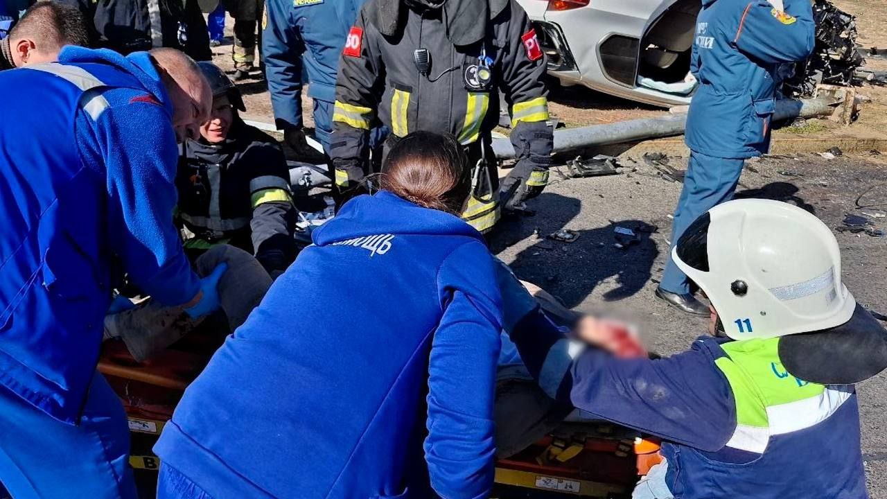 ДТП на Нулевой продольной: спасатели МЧС достают водителя из перевёрнутого BMW