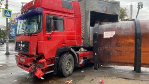 В Волгограде грузовик протаранил остановку в Красноармейском районе