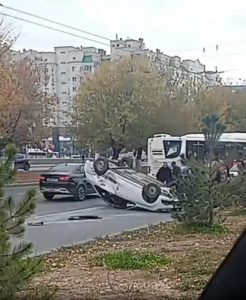 В Волгограде перевернулся автомобиль у колледжа: информации о пострадавших нет