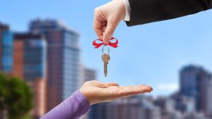 Новая волна афер с недвижимостью: людей обманывают, заставляя продать квартиру и отдать деньги «спецслужбам»