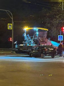 На Царицынской опере легковушка врезалась в дорожную технику