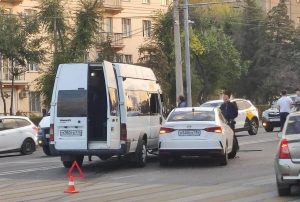 На площади Ленина в Волгограде столкнулись маршрутка и легковушка — погиб пассажир