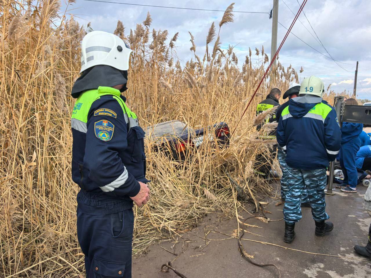 Под Волгоградом подростки утонули в машине после ДТП, двое смогли спастись
