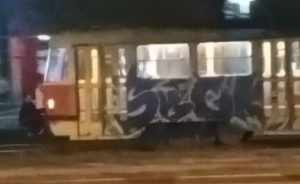 Подростки катаются на трамвае «зацепом» у ТРЦ «Волгомол» в Волжском