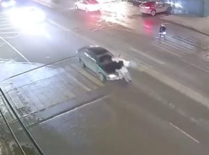 Прохожие поднимали машину, чтобы достать ребёнка после ДТП в Волгограде