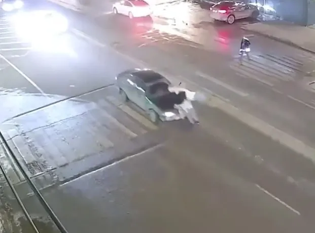 Прохожие поднимали машину, чтобы достать ребёнка после ДТП в Волгограде