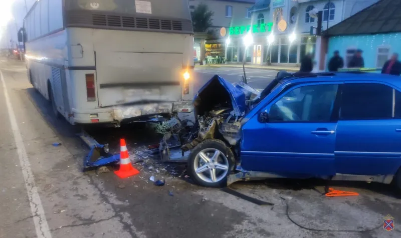 Смертельное ДТП на трассе Р-22: Mercedes врезался в автобус у кафе