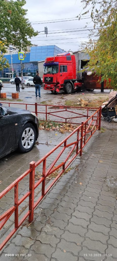 Фура с дагестанскими номерами снесла маршрутку и остановку в Волгограде