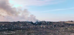 В Светлом Яру второй день горит мусорная свалка — жители требуют реакции властей