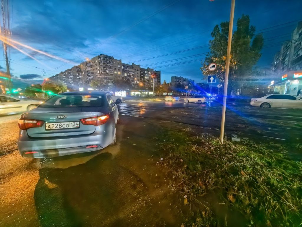 В Волгограде на бульваре Энгельса столкнулись два автомобиля