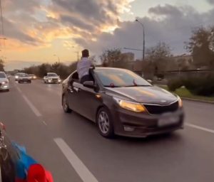 В Волгограде наказан водитель, перевозивший пассажира вне салона на проспекте Ленина