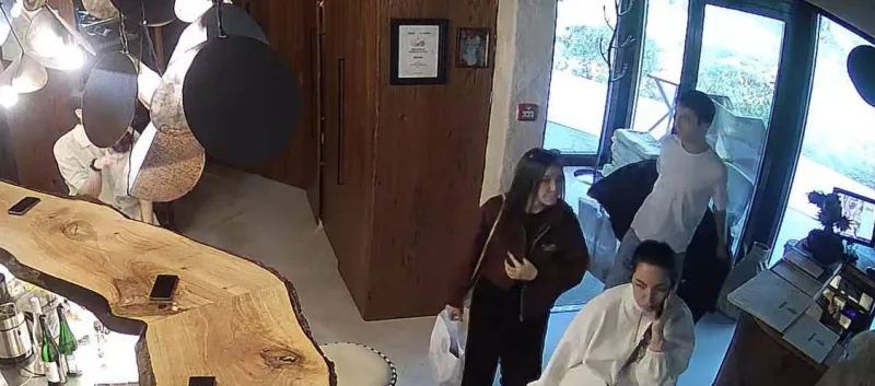 В Волгограде трое молодых людей пообедали в заведении на сумму 12 670 рублей и ушли, не оплатив счёт