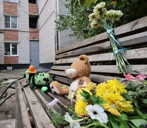 В Волгограде жители устроили стихийный мемориал на месте, где врачи пытались спасти четырёхлетнего мальчика, пострадавшего при пожаре