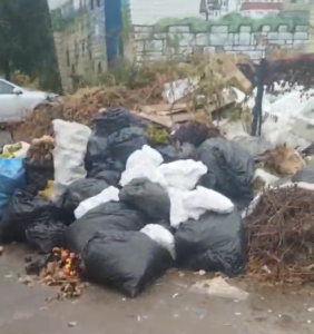 Жители 15 микрорайона Волжского пожаловались на свалку, которую никто не убирает