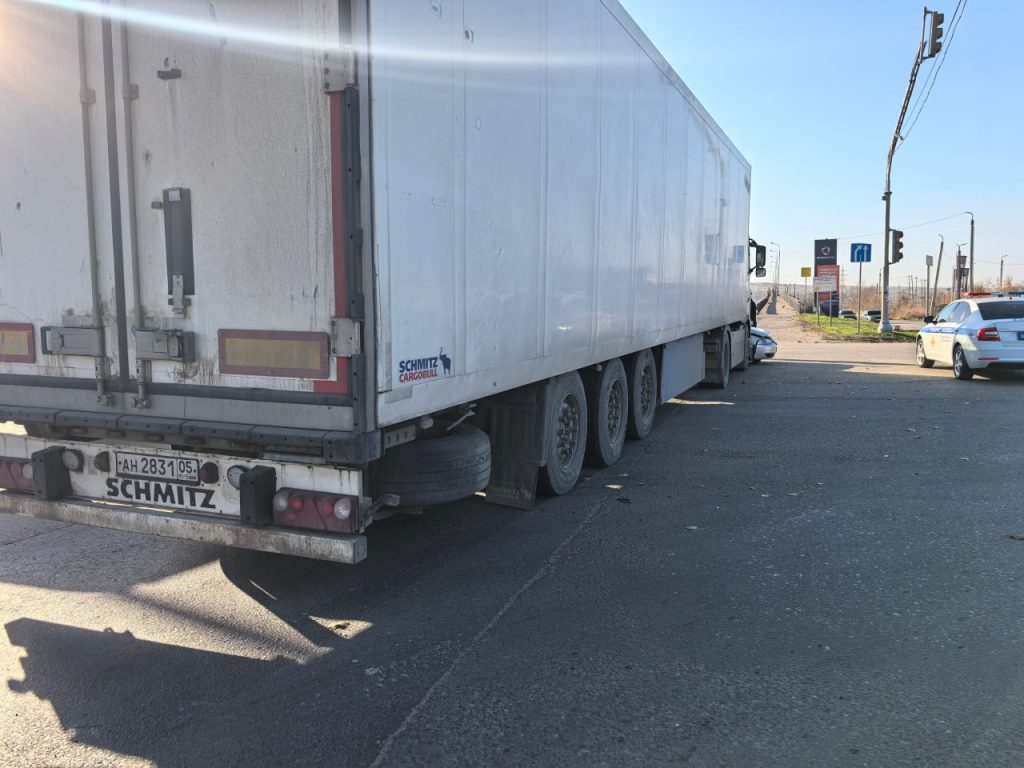 В Волгограде фура на красный свет врезалась в легковушку — водитель пострадал