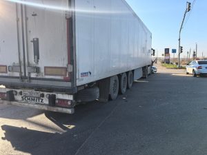 В Волгограде фура на красный свет врезалась в легковушку — водитель пострадал