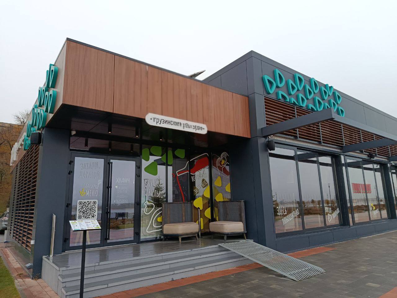 Coffee Like и ресторан «Хванч» заподозрили в незаконном подключении к водопроводу и канализации на центральной набережной.