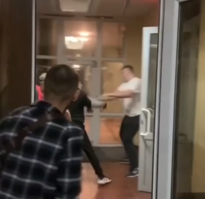 В Камышине у гостиницы «Опава» произошла ночная потасовка — дебоширов ищут